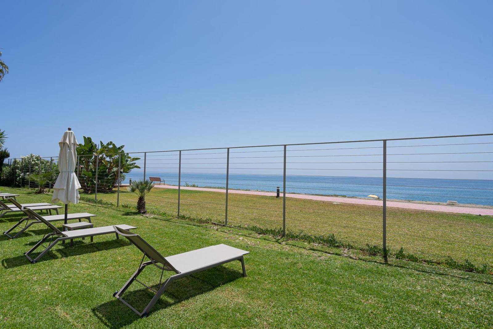 Front line beach luxury apartment in Heaven Beach Estepona Extérieur photo